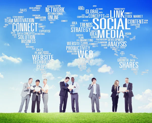 Ludzie biznesu i Social Media Concept — Zdjęcie stockowe