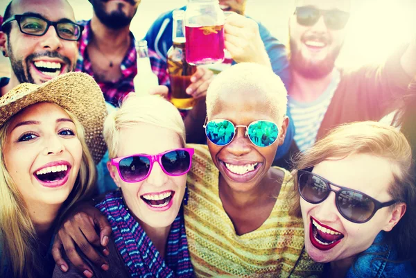 Fiesta en la playa Juntos y el concepto de amistad —  Fotos de Stock