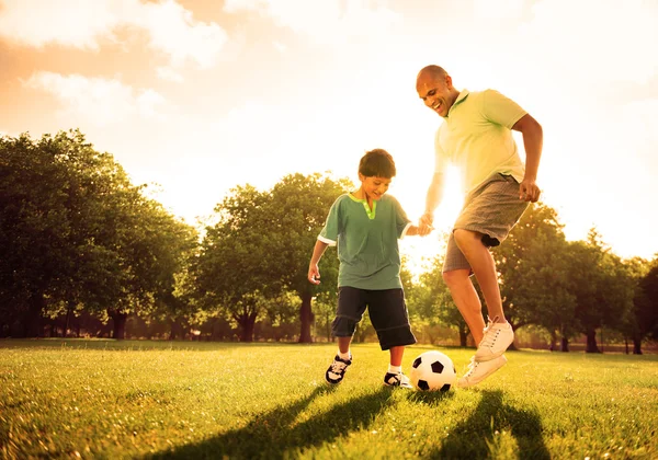 Niño jugando fútbol con su padre Concepto — Foto de Stock