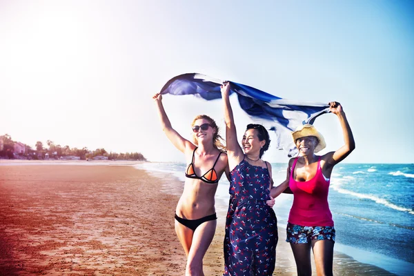Dziewczyny w lato plaża, wakacje koncepcja — Zdjęcie stockowe
