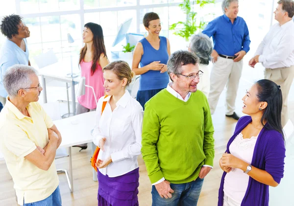 Les gens d'affaires parlent dans le bureau — Photo