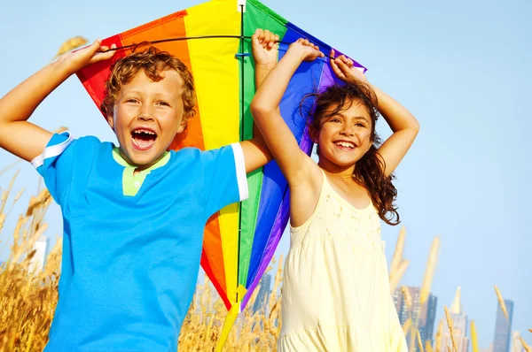 Bambini che giocano con aquilone, concetto di estate — Foto Stock