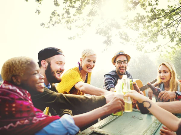 Vrienden opknoping uit bij Outdoors partij — Stockfoto