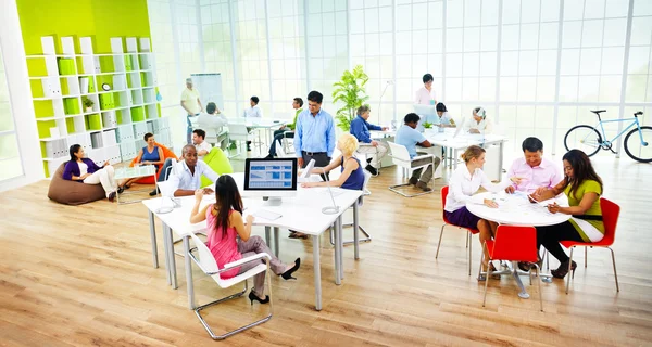 Mensen uit het bedrijfsleven tijdens bijeenkomst in het kantoor — Stockfoto