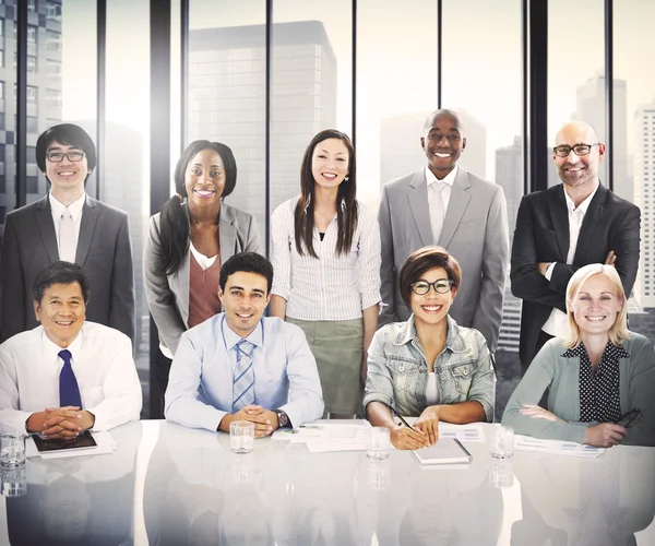 Mensen uit het bedrijfsleven bespreken strategie over de bijeenkomst van — Stockfoto