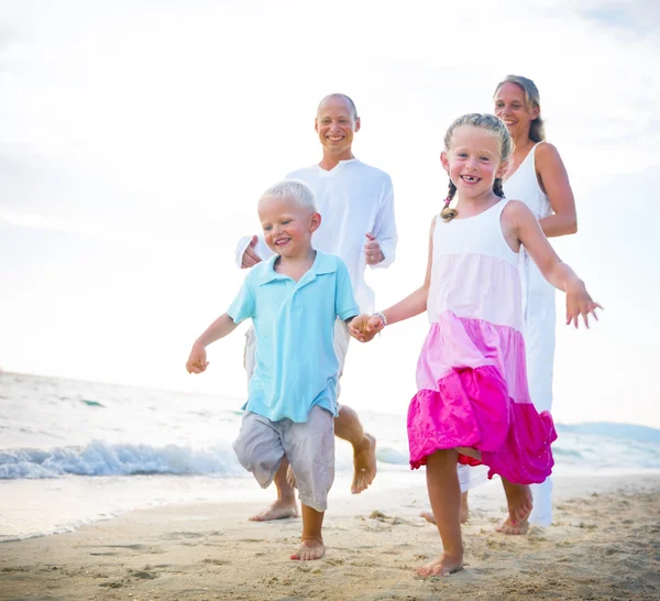 Familienlauf am Strand Entspannungskonzept — Stockfoto