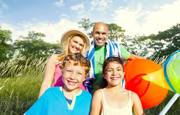 Familie mit Kindern, Parkkonzept — Stockfoto