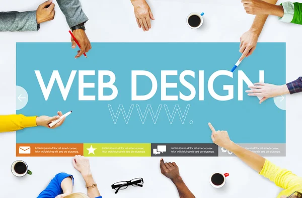 Pessoas à mesa e conceito de Web Design — Fotografia de Stock