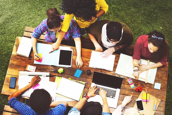 Equipe Brainstorming ao ar livre — Fotografia de Stock