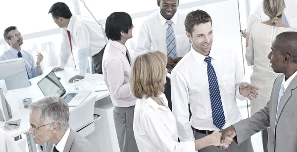 Geschäftsleute arbeiten im Büro zusammen — Stockfoto