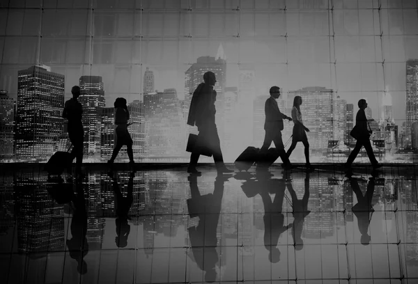 Επιχειρηματίες που περπατούν στην πόλη — Φωτογραφία Αρχείου