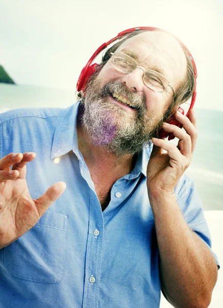 Mann mit Kopfhörer hört Musik — Stockfoto