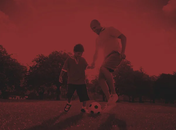 Pai, filho e futebol. – Domingo à noite