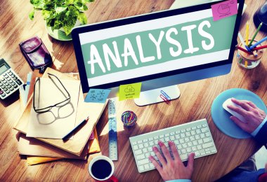 Bilgisayar kullanan adam