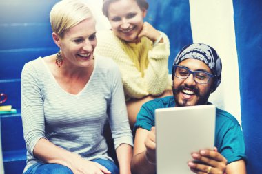 Rahat arkadaş kavramı asılı