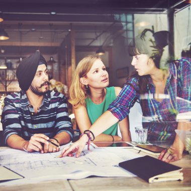 Farklı insanların birlikte çalışma grubu