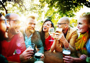 Farklı insanlar arkadaş dışarı asılı