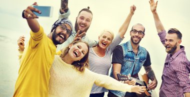 neşeli arkadaşları sahilde takılmak