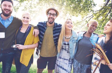 Açık havada kamp, neşeli arkadaşları