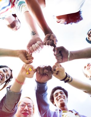 Arkadaşlar yumru, beraberlik kavramı yumruk