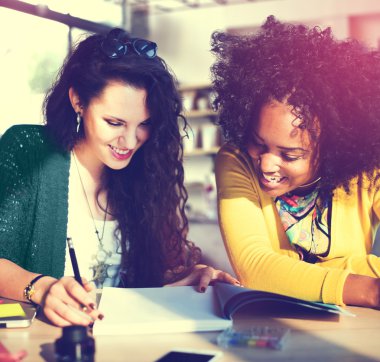 sınıfta okuyan kız öğrencilerin