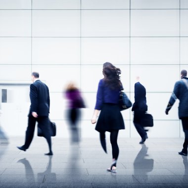 Sokağın karşısındaki insanlar