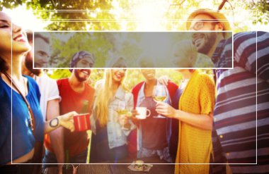 dışarı asılı açık havada partide neşeli arkadaşları