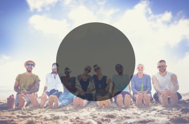 neşeli arkadaşlar Kumsal Partisi dışarı asılı