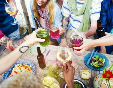 neşeli arkadaşlar Kumsal Partisi dışarı asılı