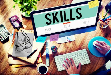 Bilgisayar ve becerilerini kullanarak adam