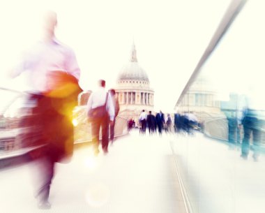 Sokağın karşısındaki insanlar