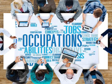 farklı aygıtlar kullanan kişiler 