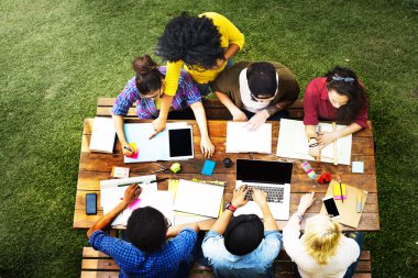 öğrenciler açık havada toplantı beyin fırtınası