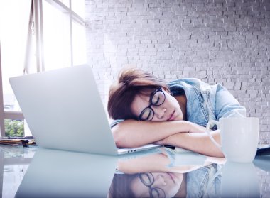 Uyku, ofis işçi molada işkadını