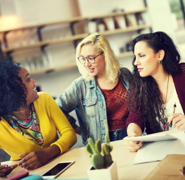 sınıfta okuyan kız öğrencilerin