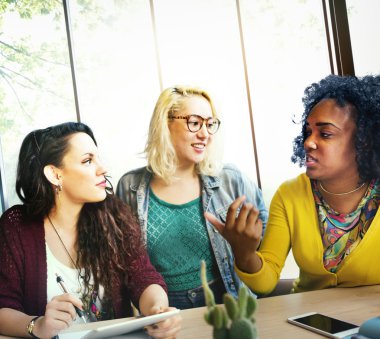 Çeşitli üniversite öğrencileri sınıfta beyin fırtınası