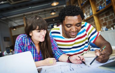 Farklı insanların birlikte çalışma