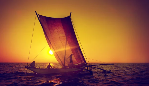 Rybáři na katamaránu při západu slunce — Stock fotografie