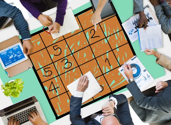 Mensen uit het bedrijfsleven en Sudoku puzzel Concept — Stockfoto