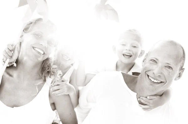 Família feliz na praia Conceito — Fotografia de Stock