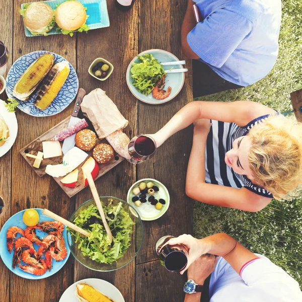 屋外の食事の人が友人 — ストック写真