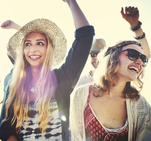 Tonåringar vänner på Beach Party Concept — Stockfoto