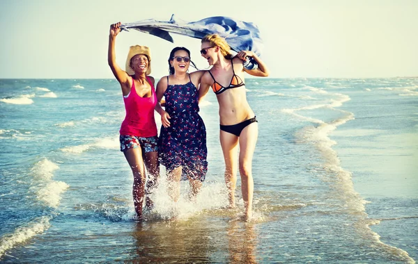 Kobiecości dziewczyny na plaży latem — Zdjęcie stockowe