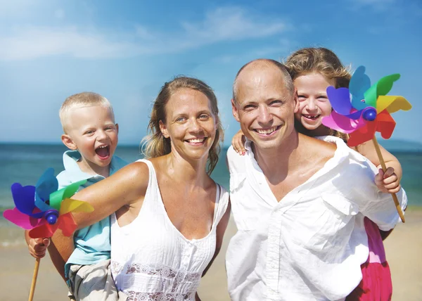 Família feliz na praia Conceito — Fotografia de Stock