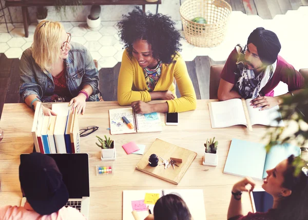 Mensen uit het bedrijfsleven brainstormen in office — Stockfoto