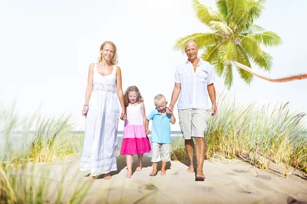 Famiglia che cammina giocoso sul concetto di vacanza — Foto Stock