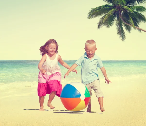 Kinder spielen beim Strandsommer-Konzept — Stockfoto