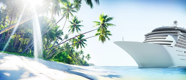 Bateau de croisière à Beach Concept — Photo