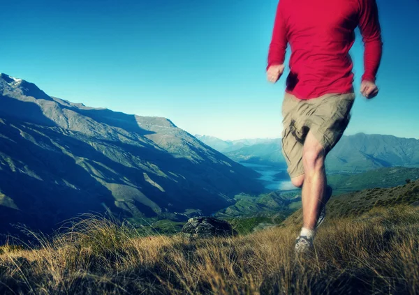 Man Jogging på berg — Stockfoto