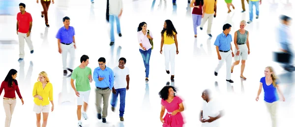 Grupo de personas caminando — Foto de Stock